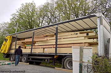 camion avec kit d'une maison bois dedans